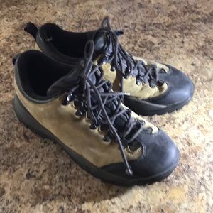 Men’s size 9.5 Salomon Hiking Shoes